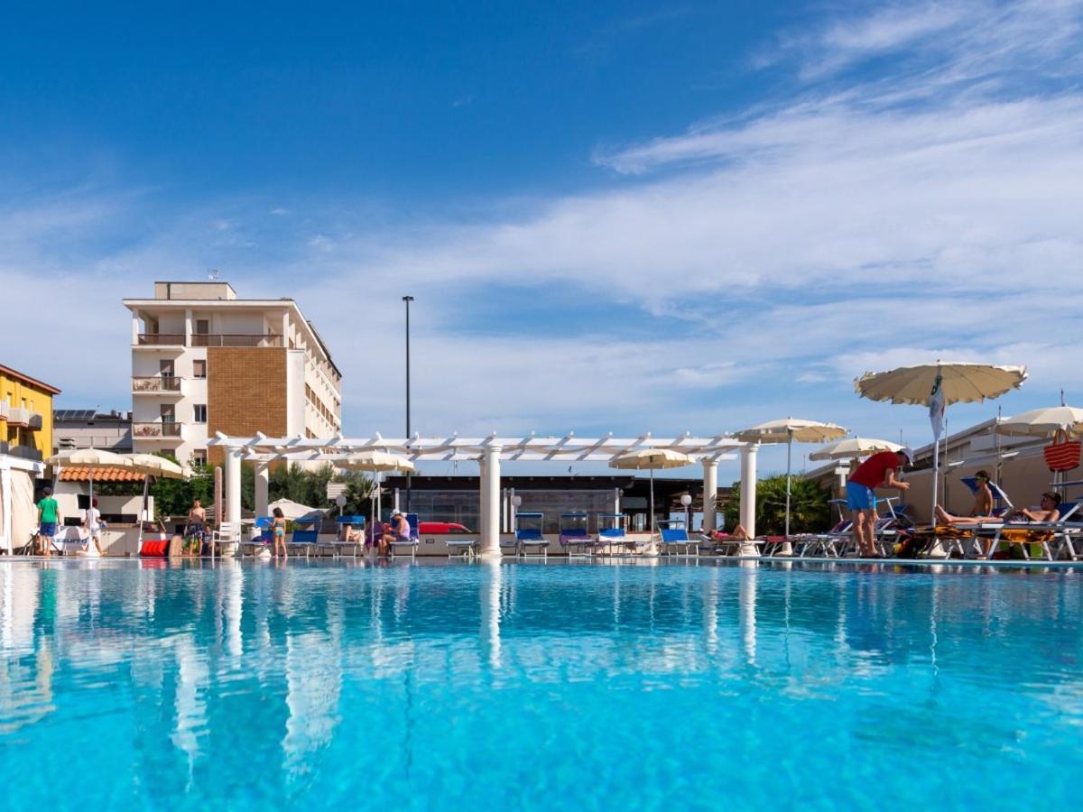 Hotel Tokio Village - Azzurro Club Лидо ди Савио Екстериор снимка